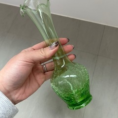 花瓶　フラワーベース　グリーン　ガラス　透明な緑色のフリル口花瓶の画像