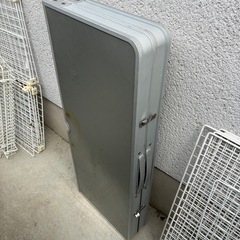 【引き取り限定・無料処分】アウトドア用 折りたたみテーブル＋パラソル（傘）付きの画像