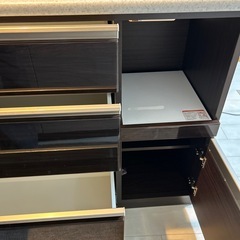 綺麗め。キッチンカウンター　
食器棚　の画像