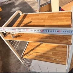 【キッチンワゴン／レンジラック】コンセント付き‼️ キャスター付き（白×木目）幅約60cmの画像