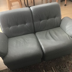 革張りのソファ　2人掛けの画像