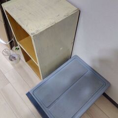 収納ケース、２段棚、3段棚、木の椅子の画像