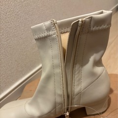 ショートブーツ白の画像