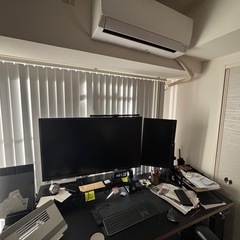 遮光タイプ　縦型ブラインド（2つ）　色ライトグレー（ホワイトに近い）の画像