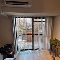 遮光タイプ　縦型ブラインド（2つ）　色ライトグレー（ホワイトに近い）の画像