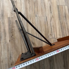 木目に味のある丈夫な木のテーブル。の画像