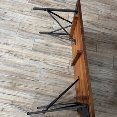 木目に味のある丈夫な木のテーブル。の画像