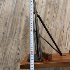 木目に味のある丈夫な木のテーブル。の画像