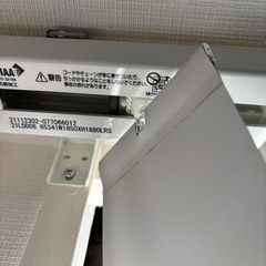 遮光タイプ　縦型ブラインド（2つ）　色ライトグレー（ホワイトに近い）の画像