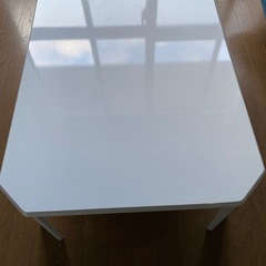 白いローテーブルの画像