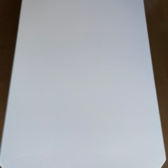 白いローテーブルの画像