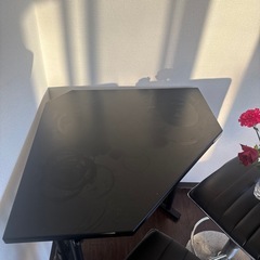 椅子二つ、テーブル一つの画像