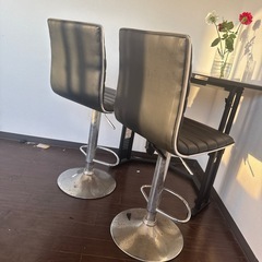 椅子二つ、テーブル一つの画像