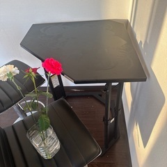 椅子二つ、テーブル一つの画像