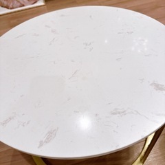 大理石風テーブル＆フランフランスツールの画像