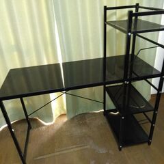 【再掲載】　天板がガラスのPC机（棚付き）の画像