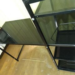 【再掲載】　天板がガラスのPC机（棚付き）の画像