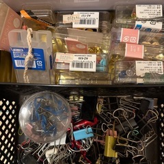 大量の画鋲とかクリップの画像