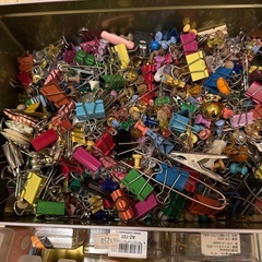 大量の画鋲とかクリップの画像