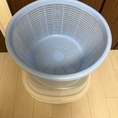 漬物樽とザルの画像