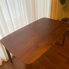 ダイニングテーブルの画像