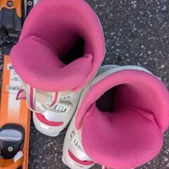 ジュニア用　スキー板とスキー靴の画像