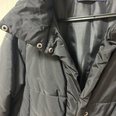 黒のダウンジャケット（丈長め）の画像