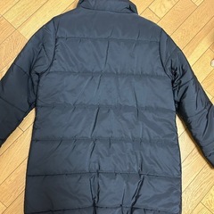 黒のダウンジャケット（丈長め）の画像