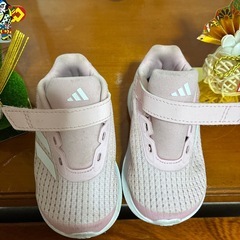 ベビー靴とフルーツストローの画像