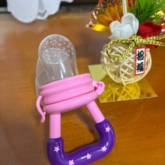 ベビー靴とフルーツストローの画像