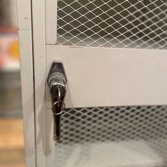鍵付き網ロッカー　ホワイトの画像