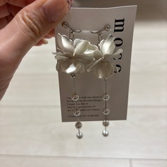 シルバー　お花のイヤリングの画像