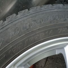 【大阪/直接手渡し限定！】冬用スタットレス/ほとんどの軽自動車対応(^^♪/１４インチアルミホイール・４.５Ｊ /ＰＣＤ１００・４本セット！・スタットレスタイヤ２２年（ダンロップ）製ウインターマックス ＷＭ０２・１５５/６５Ｒ１４・６～７分山【中古現状品】の画像