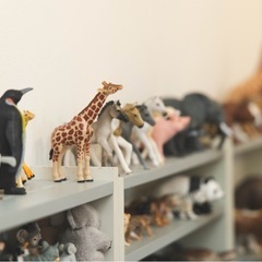 3coins 旧型トミカ棚3つ（改造済み）の画像