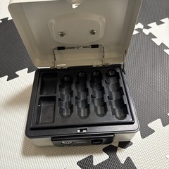 ほぼ使ってない手提げ金庫の画像