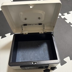 ほぼ使ってない手提げ金庫の画像