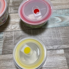 密封パック、食器4セットの画像