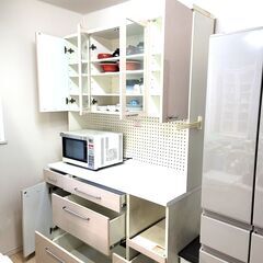 キッチンボード　食器棚の画像