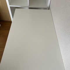 IKEAの机(ホワイト)の画像