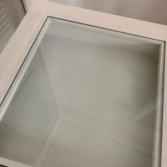 ナチュラル木目調の白いガラス収納テーブルの画像