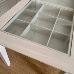 ナチュラル木目調の白いガラス収納テーブルの画像