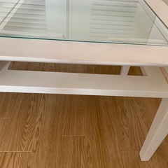 ナチュラル木目調の白いガラス収納テーブルの画像