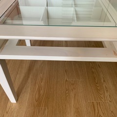 ナチュラル木目調の白いガラス収納テーブルの画像