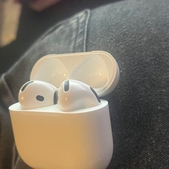 【1/1.1/2AMお値下げ可能】Apple AirPods4本体・充電ケース付き(ノイズキャンセリングなし)の画像