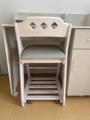 【リフレッシュプロジェクト262/300】学習机、椅子、箪笥を２セットずつ