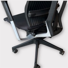 イトーキ スピーナチェア 高級オフィスチェア　肘可動　昇降機能付き KE-757GP-T1T1T1 大阪府配送可能の画像