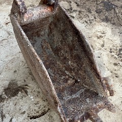 小型の？バックホーンのバケット？の画像