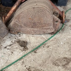 小型の？バックホーンのバケット？の画像