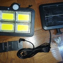 新品ソーラーライト 屋外 防水 センサーライト ガーデンライト ソーラーセンサーライト 分離型 分離 パネル 防犯ライト 防災ライト 人感センサーライト 160 COB LED LED3モード太陽光発電 360度角度自由調整の画像