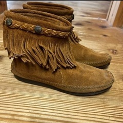 靴　ミネトンカフリンジブーツ　サイズ6 23.5センチの画像